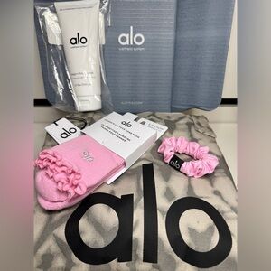 NWT 4pc Alo Yoga Bundle Box 4pc